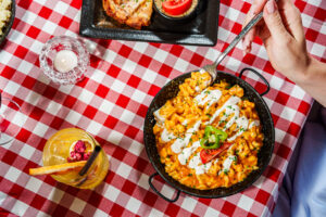 Paprika Kitchen & Bar magyar étterem Budapest Csirkepaprikás Budapesten magyaros étteremben - nokedli és tejföllel tálalva
